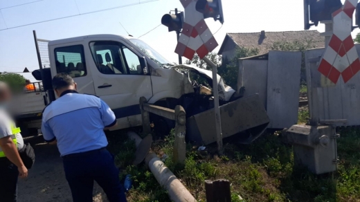 Mașină, lovită de TREN în gara din Apahida! Un bărbat și un adolescent, transportați urgent la spital